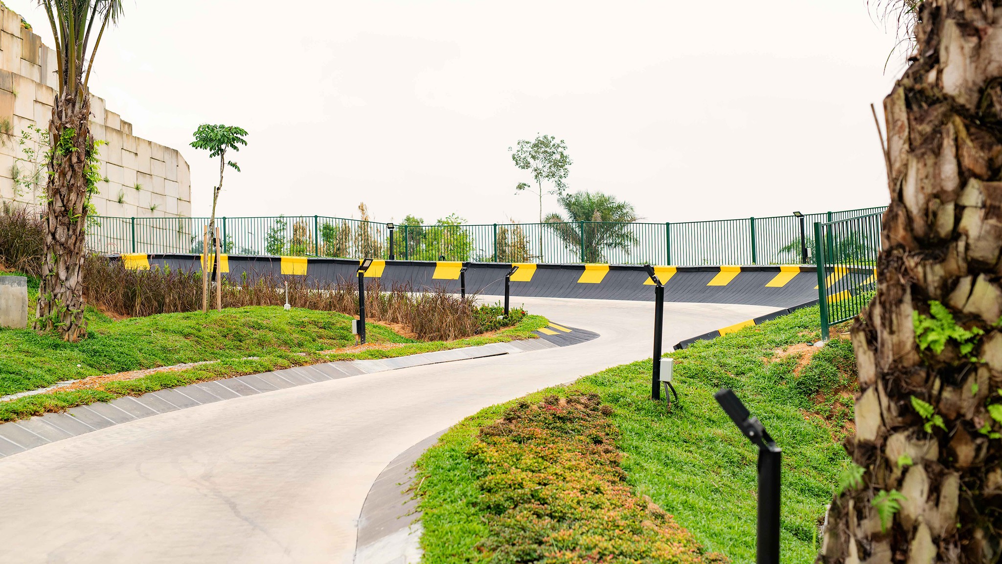 Luge track with no carts